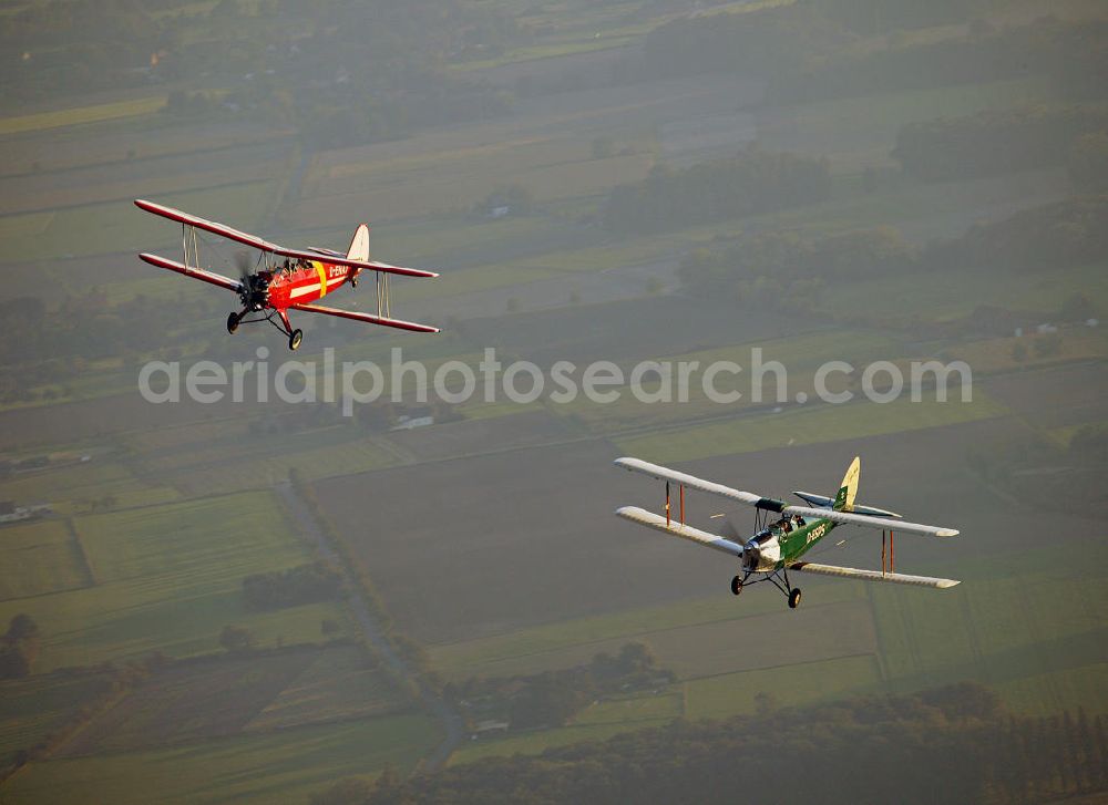 Hamm from the bird's eye view: Formationsflug historischer Oldtimer vom Typ Tiger Moth D-ESPS ( Baujahr 1940 , grün ) und Focke-Wulf Stieglitz D-ENAY ( Baujahr 1940 , rot-weiß ). Formation flight of historic airplanes Tiger Moth D-ESPS (built in 1940, green) and Focke-Wulf Stieglitz D-ENAY (built in 1940, red-white).