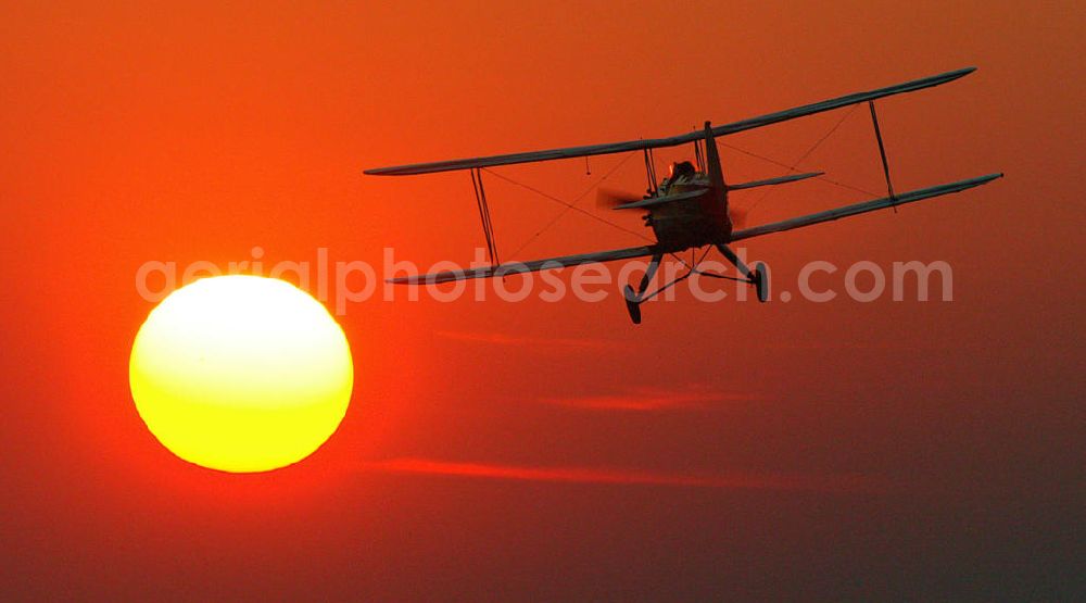 Aerial photograph Hamm - Flug historischer Oldtimer vom Typ Tiger Moth D-ESPS ( Baujahr 1940 , grün ) und Focke-Wulf Stieglitz D-ENAY ( Baujahr 1940 , rot-weiß ) bei Sonnenuntergang. Flight of historic airplanes Tiger Moth D-ESPS (built in 1940, green) and Focke-Wulf Stieglitz D-ENAY (built in 1940, red-white) at sunset.