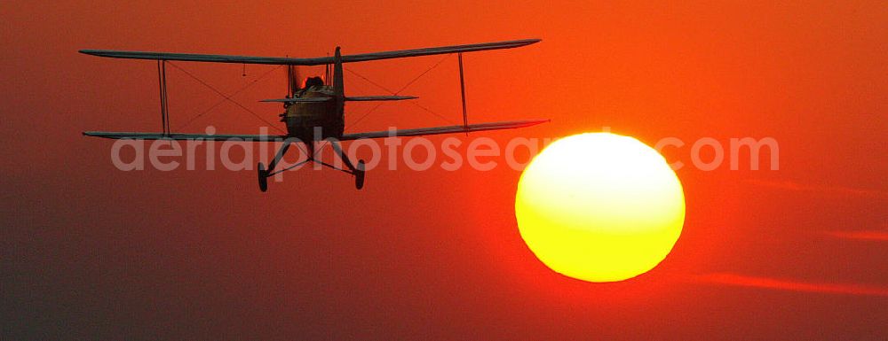 Hamm from above - Flug historischer Oldtimer vom Typ Tiger Moth D-ESPS ( Baujahr 1940 , grün ) und Focke-Wulf Stieglitz D-ENAY ( Baujahr 1940 , rot-weiß ) bei Sonnenuntergang. Flight of historic airplanes Tiger Moth D-ESPS (built in 1940, green) and Focke-Wulf Stieglitz D-ENAY (built in 1940, red-white) at sunset.