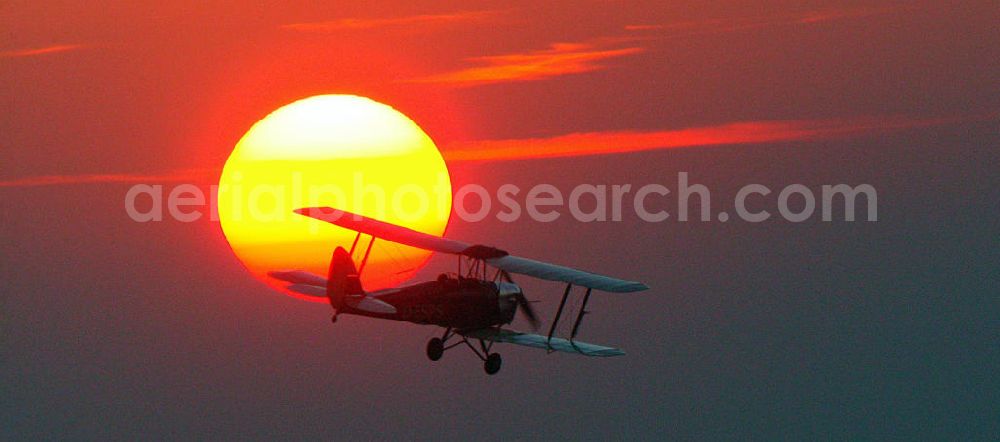 Hamm from the bird's eye view: Flug historischer Oldtimer vom Typ Tiger Moth D-ESPS ( Baujahr 1940 , grün ) und Focke-Wulf Stieglitz D-ENAY ( Baujahr 1940 , rot-weiß ) bei Sonnenuntergang. Flight of historic airplanes Tiger Moth D-ESPS (built in 1940, green) and Focke-Wulf Stieglitz D-ENAY (built in 1940, red-white) at sunset.