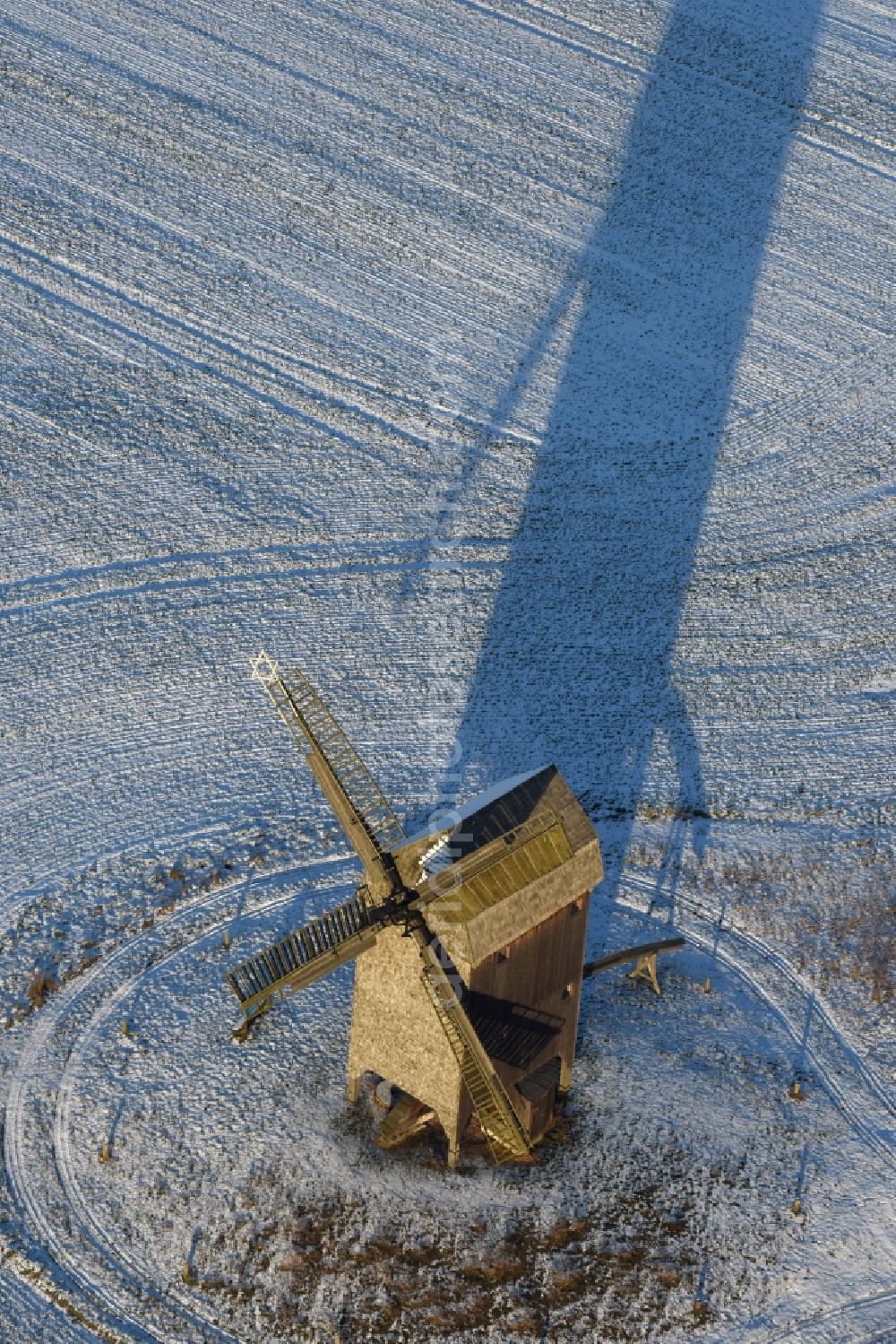 Beetzseeheide from the bird's eye view: Historic windmill on a farm homestead on the edge of cultivated fields in Ketzuer in the state Brandenburg