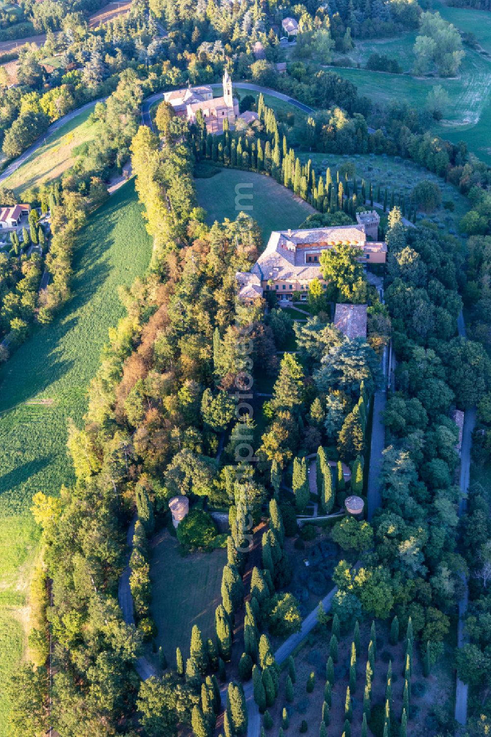 Aerial photograph Chiesa Albinea - Historic church complex of Chiesa della Nativita della Beata Vergine Maria in Chiesa Albinea in Emilia-Romagna, Italy