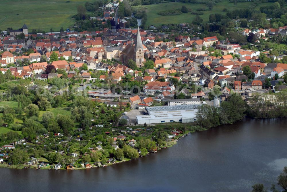 Bützow from above - Blick auf den historischen Stadtkern von Bützow mit der Stiftskirche im Mittelpunkt und dem Bützower See im Vordergrund.