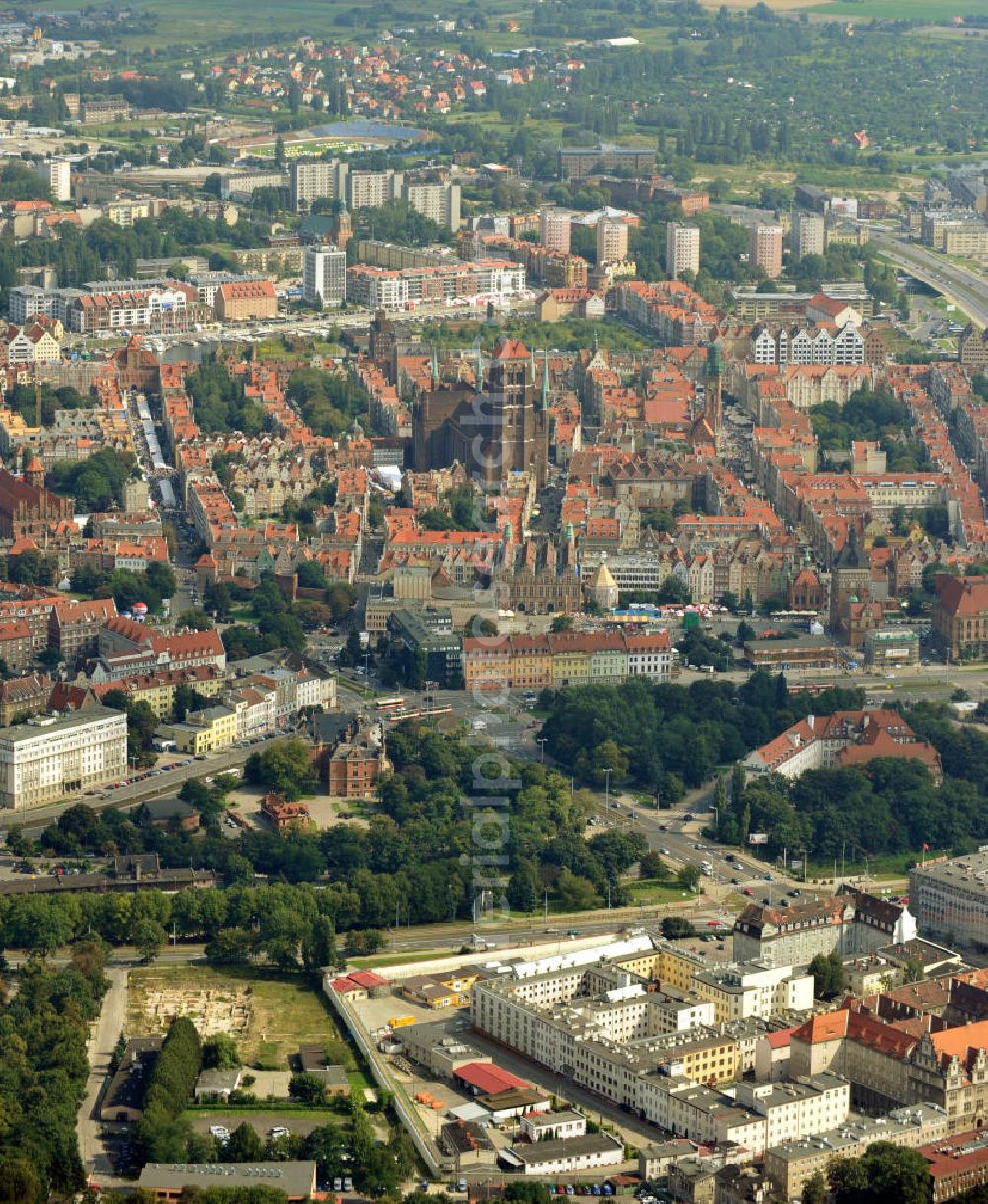 Danzig / Gdansk from the bird's eye view: Sicht auf den historisch bedeutsamen Stadtteil Rechtstadt / Glowne Miasto in Danzig in der Region Pommern / Pomorskie, Polen. Dieser ist u.a. geprägt durch die Marienkirche / Bazylika Mariacka, das Rechtstädtische Rathaus sowie der Langgasse und dem Platz Langer Markt. View on the historic important district Glowne Miasto in Gdansk in the Pomeranian Voivodeship / Pomorskie, Poland. It is among others characterized by the St. Mary's Church / Bazylika Mariacka, the townhall Ratusz Glownego Miasta as well as the Long Lane and the Long Market.