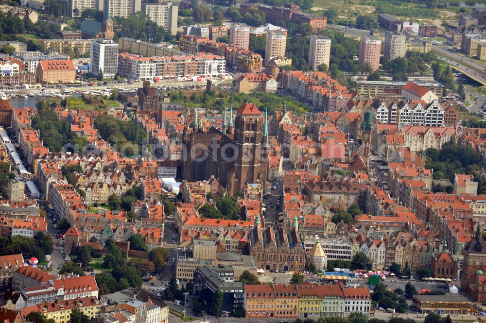 Aerial photograph Danzig / Gdansk - Sicht auf den historisch bedeutsamen Stadtteil Rechtstadt / Glowne Miasto in Danzig in der Region Pommern / Pomorskie, Polen. Dieser ist u.a. geprägt durch die Marienkirche / Bazylika Mariacka, das Rechtstädtische Rathaus sowie der Langgasse und dem Platz Langer Markt. View on the historic important district Glowne Miasto in Gdansk in the Pomeranian Voivodeship / Pomorskie, Poland. It is among others characterized by the St. Mary's Church / Bazylika Mariacka, the townhall Ratusz Glownego Miasta as well as the Long Lane and the Long Market.