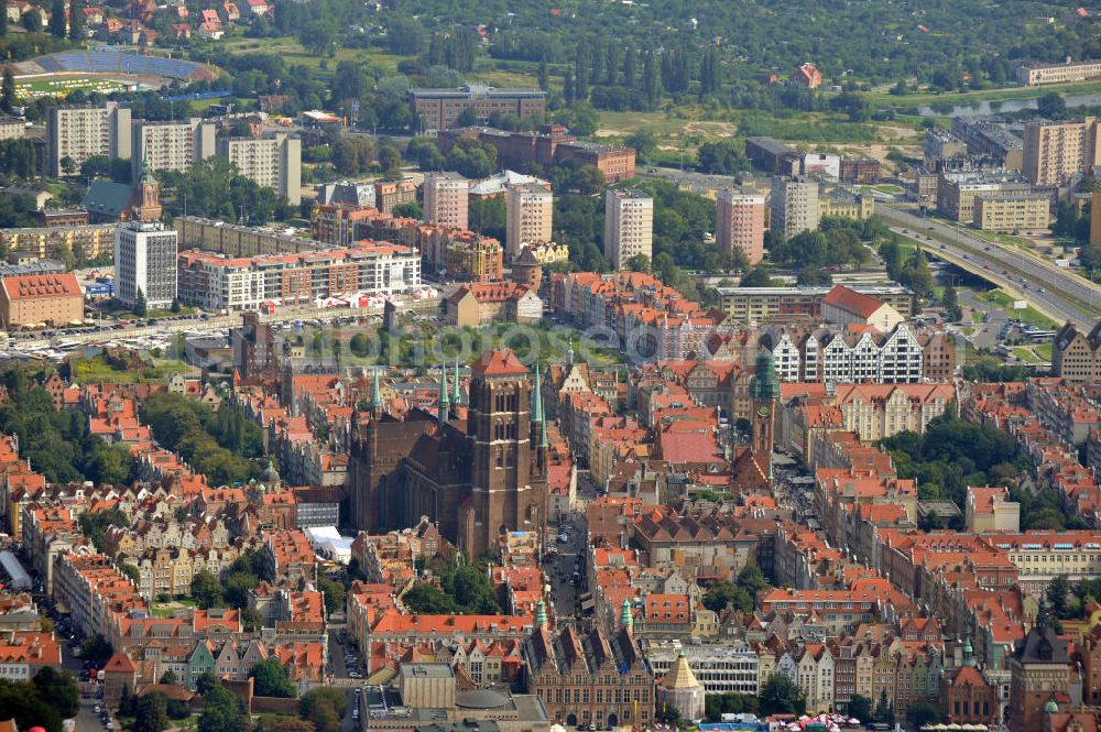 Danzig / Gdansk from above - Sicht auf den historisch bedeutsamen Stadtteil Rechtstadt / Glowne Miasto in Danzig in der Region Pommern / Pomorskie, Polen. Dieser ist u.a. geprägt durch die Marienkirche / Bazylika Mariacka, das Rechtstädtische Rathaus sowie der Langgasse und dem Platz Langer Markt. View on the historic important district Glowne Miasto in Gdansk in the Pomeranian Voivodeship / Pomorskie, Poland. It is among others characterized by the St. Mary's Church / Bazylika Mariacka, the townhall Ratusz Glownego Miasta as well as the Long Lane and the Long Market.