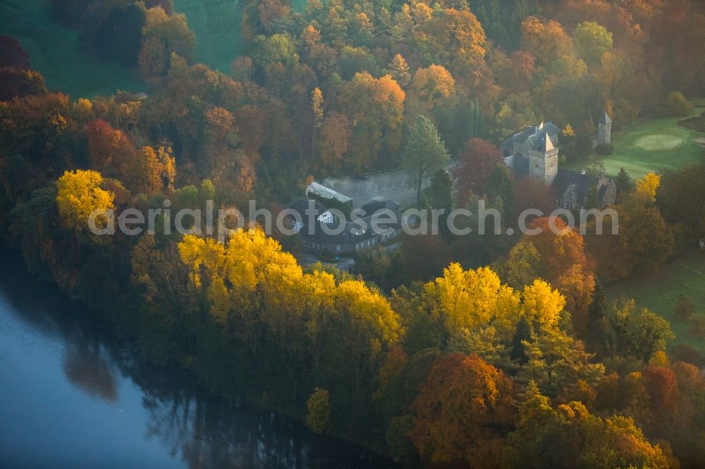 Aerial photograph Essen - Historic clubhouse on the grounds of the Golf course of the Golf Club Haus Oefte e.V. on the autumnal riverbank of the Ruhr in Essen in the state of North Rhine-Westphalia