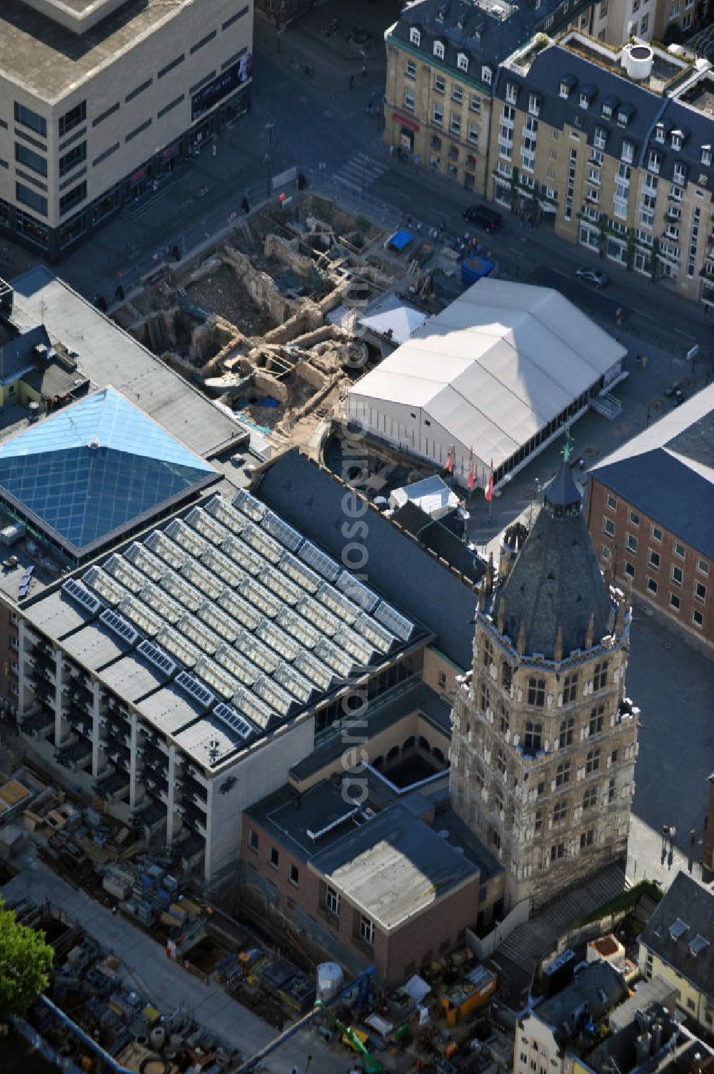 Köln from the bird's eye view: Blick über das Historische Rathaus auf die Ausgrabungen im jüdischen Viertel mit der dabeigelegenen Mikwe am Quatermarkt im Zentrum der Kölner Altstadt, Nordrhein-Westfalen. View over the Historic Town Hall on excavations in jewish quarter with the mikvah at Quatermarkt in the centre of Cologne's old town, North Rhine-Westphalia.