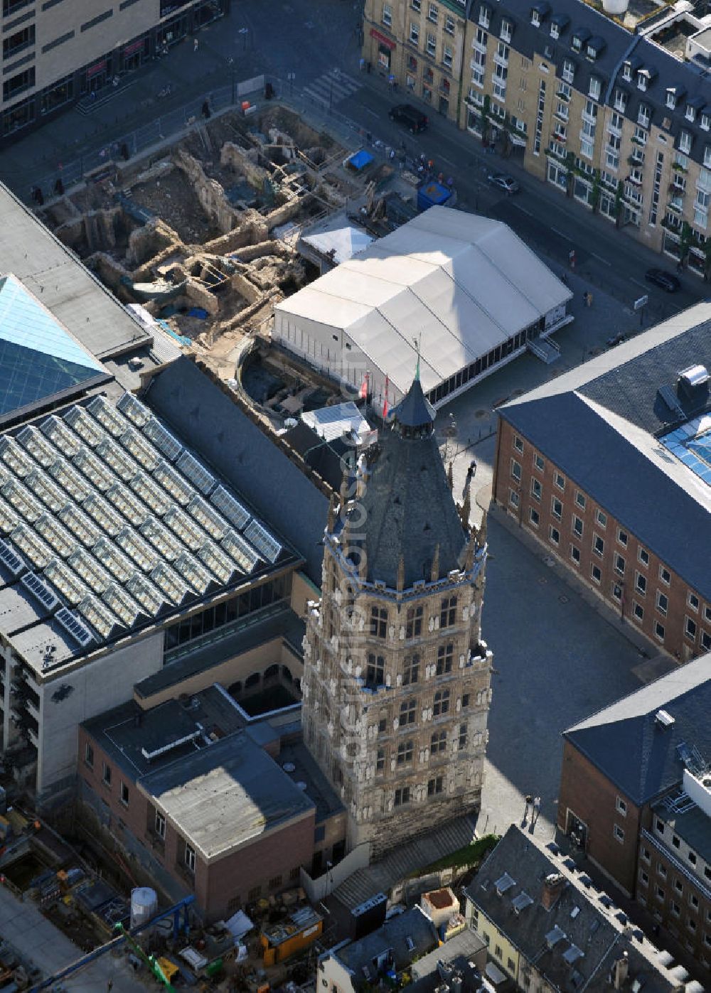 Aerial photograph Köln - Blick über das Historische Rathaus auf die Ausgrabungen im jüdischen Viertel mit der dabeigelegenen Mikwe am Quatermarkt im Zentrum der Kölner Altstadt, Nordrhein-Westfalen. View over the Historic Town Hall on excavations in jewish quarter with the mikvah at Quatermarkt in the centre of Cologne's old town, North Rhine-Westphalia.