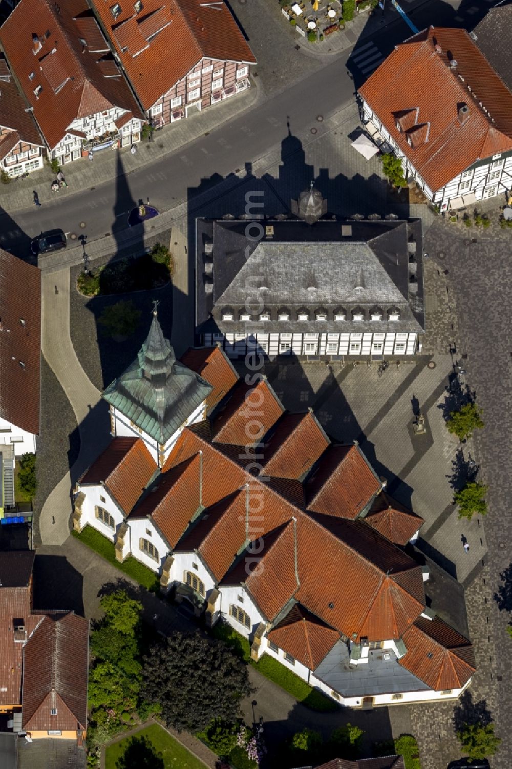 Rietberg from the bird's eye view: Historical City Hall of Rietberg and building the Catholic parish church of St. John Baptist in the center of Rietberg in East Westphalia in North Rhine-Westphalia