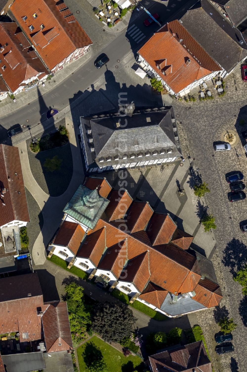 Aerial photograph Rietberg - Historical City Hall of Rietberg and building the Catholic parish church of St. John Baptist in the center of Rietberg in East Westphalia in North Rhine-Westphalia