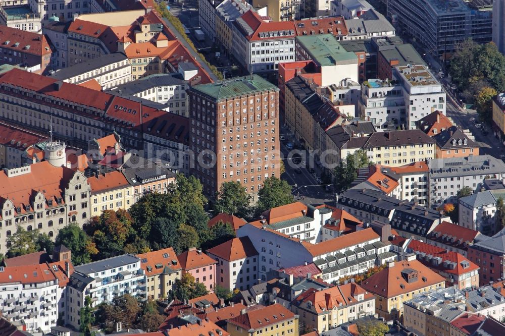 Aerial photograph München - The Staedtische Hochhaus in Blumenstrasse 28b in Munich in the state Bavaria is home to the Department of Urban Planning and Construction of the Munich City Council. It is the oldest skyscraper in Munich