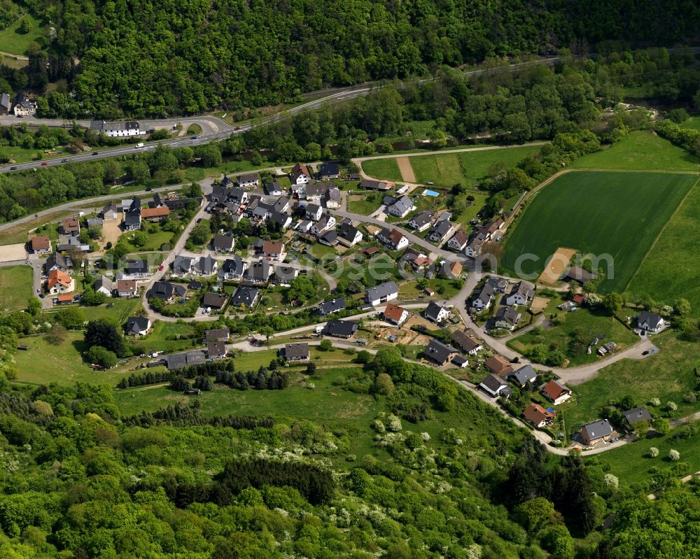 Aerial photograph Hönningen - Hoenningen in Rheinland Pfalz. The village lies on the river Ahr and the road L257