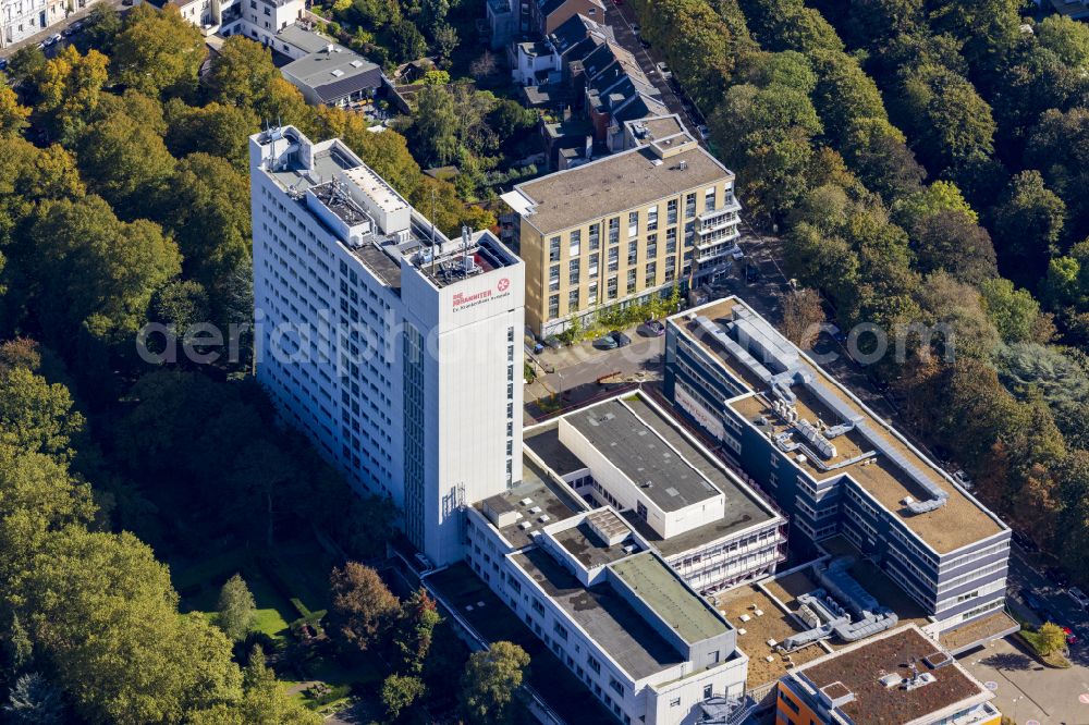 Mönchengladbach from above - Bed tower on the hospital grounds of the Ev. Krankenhaus Bethesda Moenchengladbach on Ludwig-Weber-Strasse in Moenchengladbach in the state of North Rhine-Westphalia, Germany