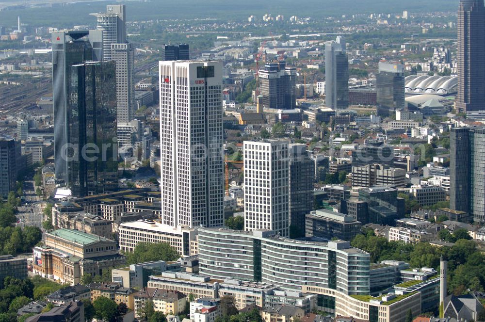 Frankfurt am Main from the bird's eye view: Blick auf den neu errichteten Hochauskomplex OpernTurm (auch Tishman Speyer Tower) an der Frankfurter Skyline. Architekt des Hochhauses ist der Frankfurter Professor Christoph Mäckler, Projektentwickler ist das US-amerikanische Unternehmen Tishman Speyer, Hauptmieter des Opernturms ist die UBS Deutschland AG mit ihrer neuen Deutschlandzentrale. View of the newly constructed tower at the Frankfurt Opera Hochauskomplex skyline. Architect of the skyscraper is the Frankfurter Professor Christoph Mäckler, project developer, the US-based company Tishman Speyer, the main tenant of the Opera Tower is the UBS AG Germany, with its new German headquarters.