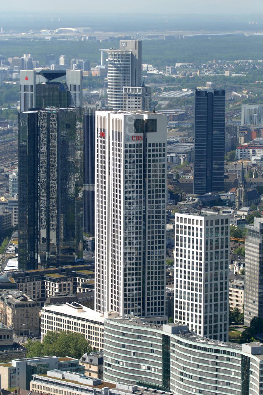 Aerial photograph Frankfurt am Main - Blick auf den neu errichteten Hochauskomplex OpernTurm (auch Tishman Speyer Tower) an der Frankfurter Skyline. Architekt des Hochhauses ist der Frankfurter Professor Christoph Mäckler, Projektentwickler ist das US-amerikanische Unternehmen Tishman Speyer, Hauptmieter des Opernturms ist die UBS Deutschland AG mit ihrer neuen Deutschlandzentrale. View of the newly constructed tower at the Frankfurt Opera Hochauskomplex skyline. Architect of the skyscraper is the Frankfurter Professor Christoph Mäckler, project developer, the US-based company Tishman Speyer, the main tenant of the Opera Tower is the UBS AG Germany, with its new German headquarters.