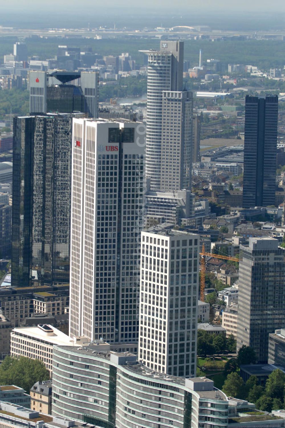 Frankfurt am Main from above - Blick auf den neu errichteten Hochauskomplex OpernTurm (auch Tishman Speyer Tower) an der Frankfurter Skyline. Architekt des Hochhauses ist der Frankfurter Professor Christoph Mäckler, Projektentwickler ist das US-amerikanische Unternehmen Tishman Speyer, Hauptmieter des Opernturms ist die UBS Deutschland AG mit ihrer neuen Deutschlandzentrale. View of the newly constructed tower at the Frankfurt Opera Hochauskomplex skyline. Architect of the skyscraper is the Frankfurter Professor Christoph Mäckler, project developer, the US-based company Tishman Speyer, the main tenant of the Opera Tower is the UBS AG Germany, with its new German headquarters.