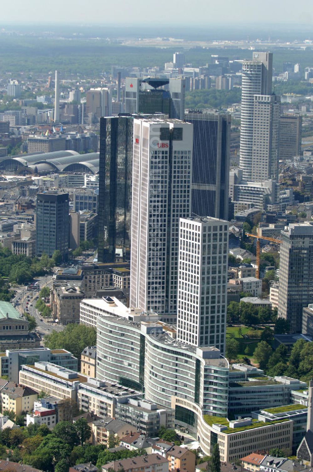 Frankfurt am Main from the bird's eye view: Blick auf den neu errichteten Hochauskomplex OpernTurm (auch Tishman Speyer Tower) an der Frankfurter Skyline. Architekt des Hochhauses ist der Frankfurter Professor Christoph Mäckler, Projektentwickler ist das US-amerikanische Unternehmen Tishman Speyer, Hauptmieter des Opernturms ist die UBS Deutschland AG mit ihrer neuen Deutschlandzentrale. View of the newly constructed tower at the Frankfurt Opera Hochauskomplex skyline. Architect of the skyscraper is the Frankfurter Professor Christoph Mäckler, project developer, the US-based company Tishman Speyer, the main tenant of the Opera Tower is the UBS AG Germany, with its new German headquarters.