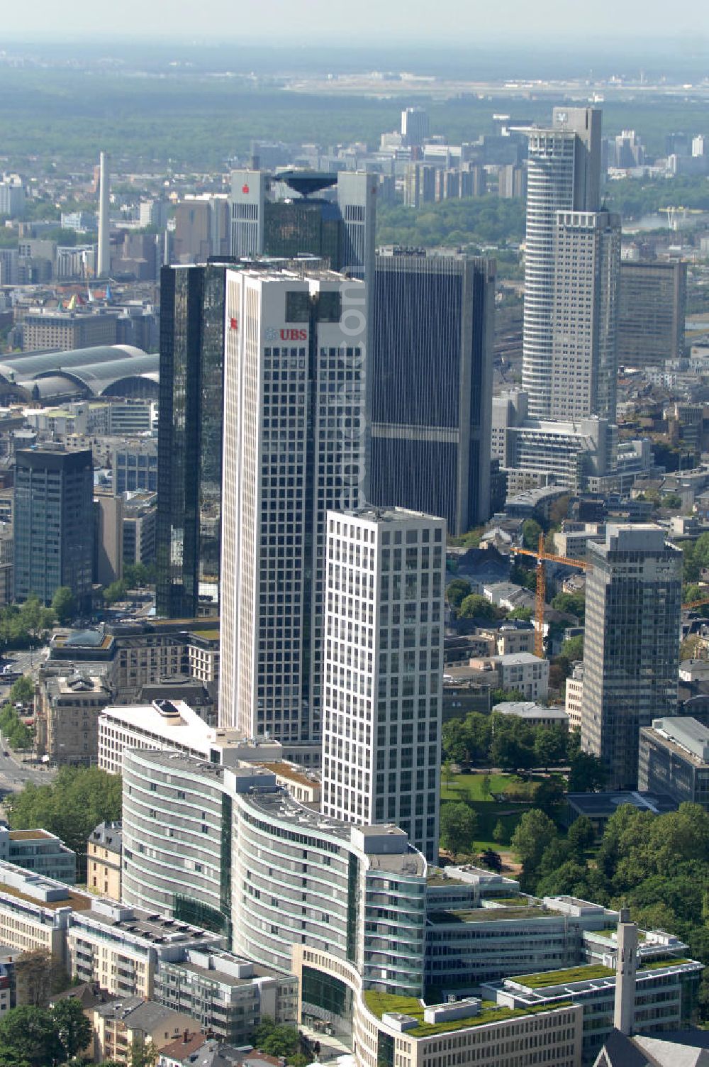 Aerial image Frankfurt am Main - Blick auf den neu errichteten Hochauskomplex OpernTurm (auch Tishman Speyer Tower) an der Frankfurter Skyline. Architekt des Hochhauses ist der Frankfurter Professor Christoph Mäckler, Projektentwickler ist das US-amerikanische Unternehmen Tishman Speyer, Hauptmieter des Opernturms ist die UBS Deutschland AG mit ihrer neuen Deutschlandzentrale. View of the newly constructed tower at the Frankfurt Opera Hochauskomplex skyline. Architect of the skyscraper is the Frankfurter Professor Christoph Mäckler, project developer, the US-based company Tishman Speyer, the main tenant of the Opera Tower is the UBS AG Germany, with its new German headquarters.