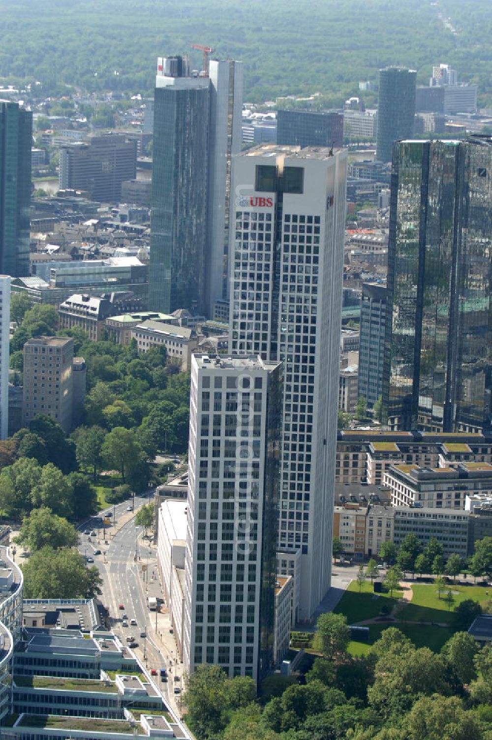 Frankfurt am Main from above - Blick auf den neu errichteten Hochauskomplex OpernTurm (auch Tishman Speyer Tower) an der Frankfurter Skyline. Architekt des Hochhauses ist der Frankfurter Professor Christoph Mäckler, Projektentwickler ist das US-amerikanische Unternehmen Tishman Speyer, Hauptmieter des Opernturms ist die UBS Deutschland AG mit ihrer neuen Deutschlandzentrale. View of the newly constructed tower at the Frankfurt Opera Hochauskomplex skyline. Architect of the skyscraper is the Frankfurter Professor Christoph Mäckler, project developer, the US-based company Tishman Speyer, the main tenant of the Opera Tower is the UBS AG Germany, with its new German headquarters.