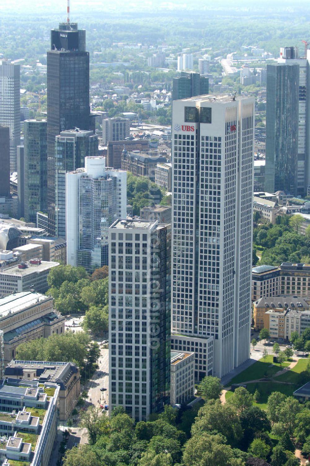 Frankfurt am Main from the bird's eye view: Blick auf den neu errichteten Hochauskomplex OpernTurm (auch Tishman Speyer Tower) an der Frankfurter Skyline. Architekt des Hochhauses ist der Frankfurter Professor Christoph Mäckler, Projektentwickler ist das US-amerikanische Unternehmen Tishman Speyer, Hauptmieter des Opernturms ist die UBS Deutschland AG mit ihrer neuen Deutschlandzentrale. View of the newly constructed tower at the Frankfurt Opera Hochauskomplex skyline. Architect of the skyscraper is the Frankfurter Professor Christoph Mäckler, project developer, the US-based company Tishman Speyer, the main tenant of the Opera Tower is the UBS AG Germany, with its new German headquarters.