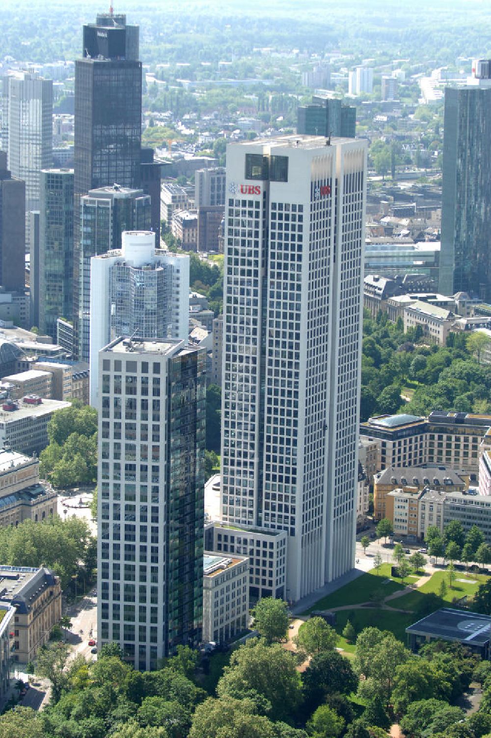 Aerial image Frankfurt am Main - Blick auf den neu errichteten Hochauskomplex OpernTurm (auch Tishman Speyer Tower) an der Frankfurter Skyline. Architekt des Hochhauses ist der Frankfurter Professor Christoph Mäckler, Projektentwickler ist das US-amerikanische Unternehmen Tishman Speyer, Hauptmieter des Opernturms ist die UBS Deutschland AG mit ihrer neuen Deutschlandzentrale. View of the newly constructed tower at the Frankfurt Opera Hochauskomplex skyline. Architect of the skyscraper is the Frankfurter Professor Christoph Mäckler, project developer, the US-based company Tishman Speyer, the main tenant of the Opera Tower is the UBS AG Germany, with its new German headquarters.