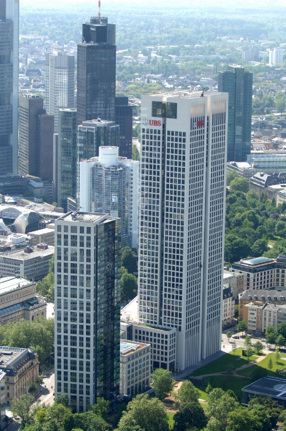 Aerial photograph Frankfurt am Main - Blick auf den neu errichteten Hochauskomplex OpernTurm (auch Tishman Speyer Tower) an der Frankfurter Skyline. Architekt des Hochhauses ist der Frankfurter Professor Christoph Mäckler, Projektentwickler ist das US-amerikanische Unternehmen Tishman Speyer, Hauptmieter des Opernturms ist die UBS Deutschland AG mit ihrer neuen Deutschlandzentrale. View of the newly constructed tower at the Frankfurt Opera Hochauskomplex skyline. Architect of the skyscraper is the Frankfurter Professor Christoph Mäckler, project developer, the US-based company Tishman Speyer, the main tenant of the Opera Tower is the UBS AG Germany, with its new German headquarters.