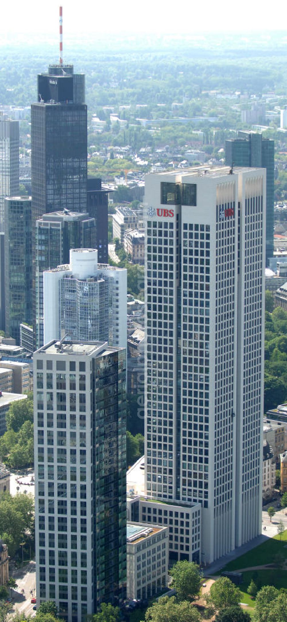 Frankfurt am Main from above - Blick auf den neu errichteten Hochauskomplex OpernTurm (auch Tishman Speyer Tower) an der Frankfurter Skyline. Architekt des Hochhauses ist der Frankfurter Professor Christoph Mäckler, Projektentwickler ist das US-amerikanische Unternehmen Tishman Speyer, Hauptmieter des Opernturms ist die UBS Deutschland AG mit ihrer neuen Deutschlandzentrale. View of the newly constructed tower at the Frankfurt Opera Hochauskomplex skyline. Architect of the skyscraper is the Frankfurter Professor Christoph Mäckler, project developer, the US-based company Tishman Speyer, the main tenant of the Opera Tower is the UBS AG Germany, with its new German headquarters.