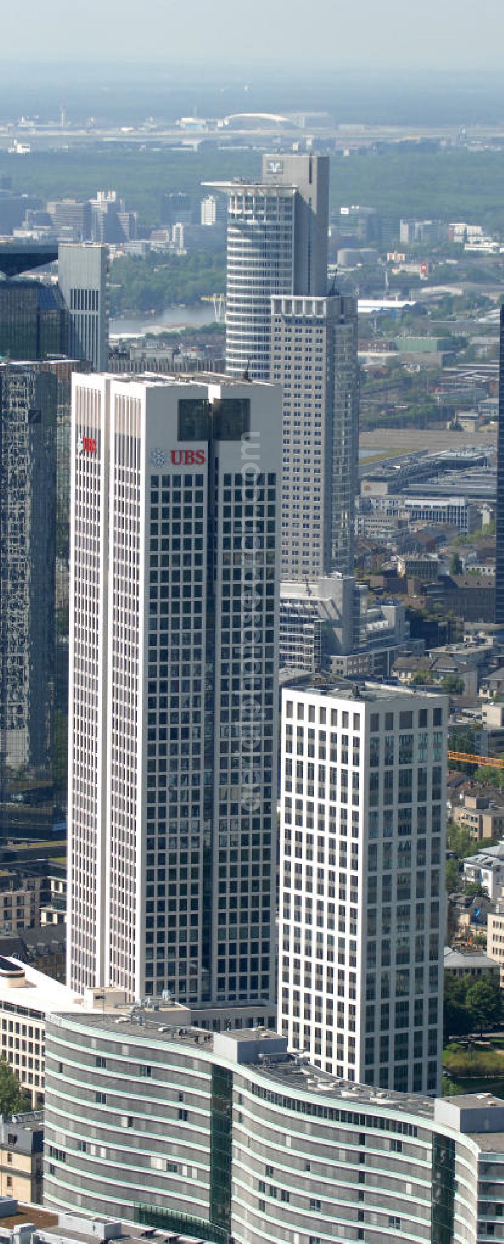 Frankfurt am Main from the bird's eye view: Blick auf den neu errichteten Hochauskomplex OpernTurm (auch Tishman Speyer Tower) an der Frankfurter Skyline. Architekt des Hochhauses ist der Frankfurter Professor Christoph Mäckler, Projektentwickler ist das US-amerikanische Unternehmen Tishman Speyer, Hauptmieter des Opernturms ist die UBS Deutschland AG mit ihrer neuen Deutschlandzentrale. View of the newly constructed tower at the Frankfurt Opera Hochauskomplex skyline. Architect of the skyscraper is the Frankfurter Professor Christoph Mäckler, project developer, the US-based company Tishman Speyer, the main tenant of the Opera Tower is the UBS AG Germany, with its new German headquarters.