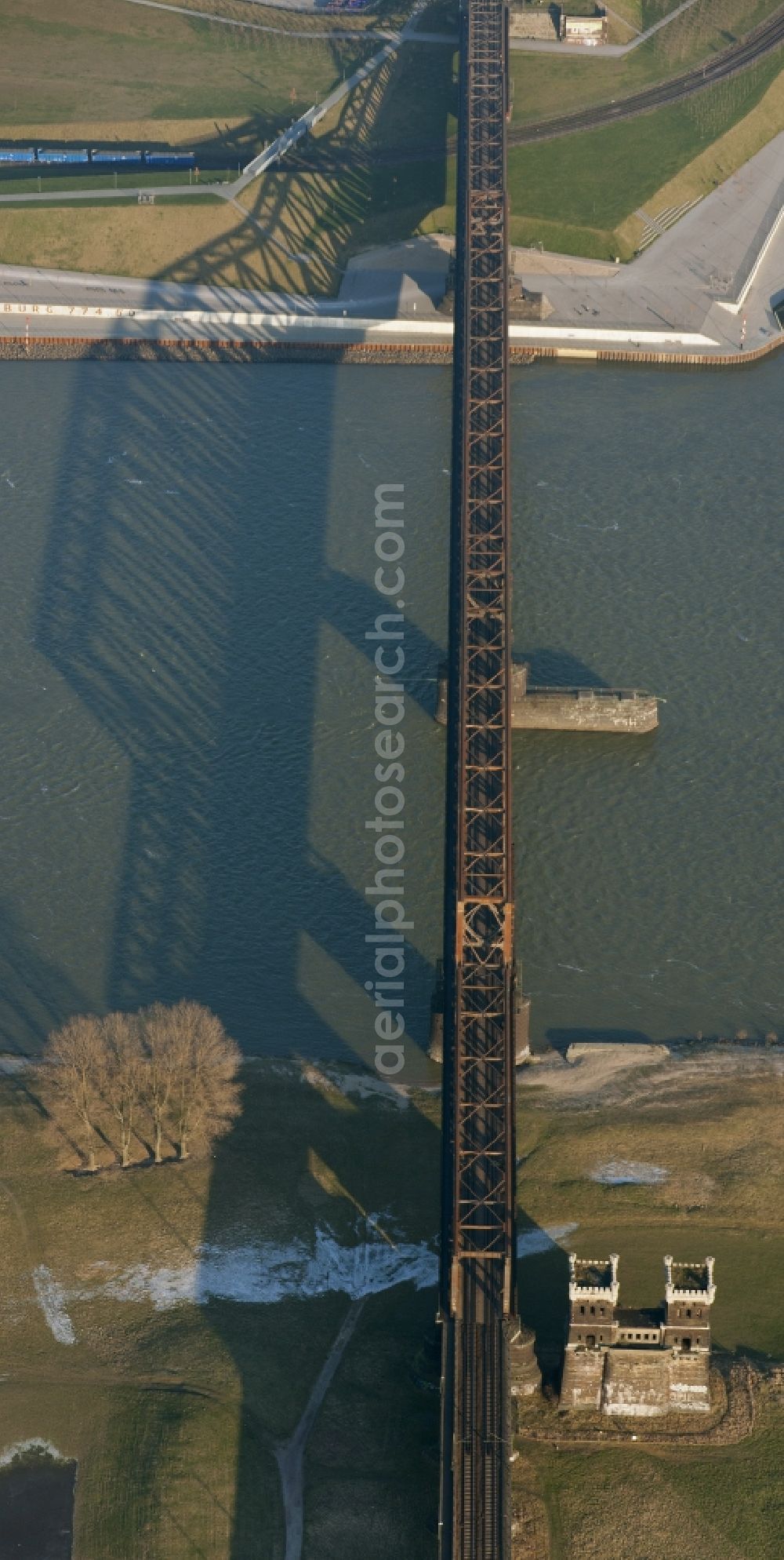 Duisburg from the bird's eye view: Aerial view of the Hochfelder Eisenbahnbruecke over the Rhine in Duisburg in Nordrhein-Westfahlen