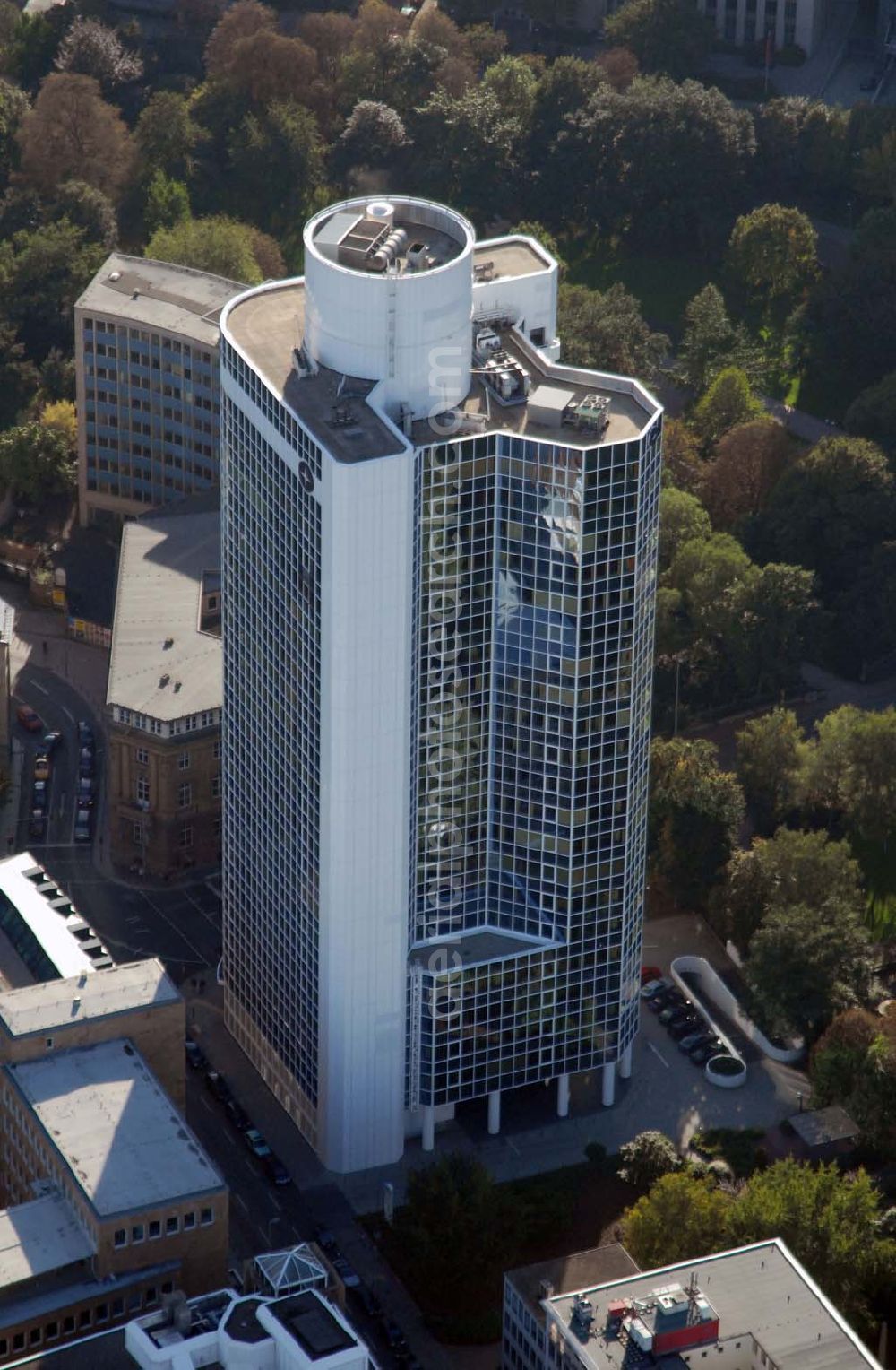 Frankfurt am Main from the bird's eye view: Blick auf das Hochhaus an der Alten Oper (Citibank).