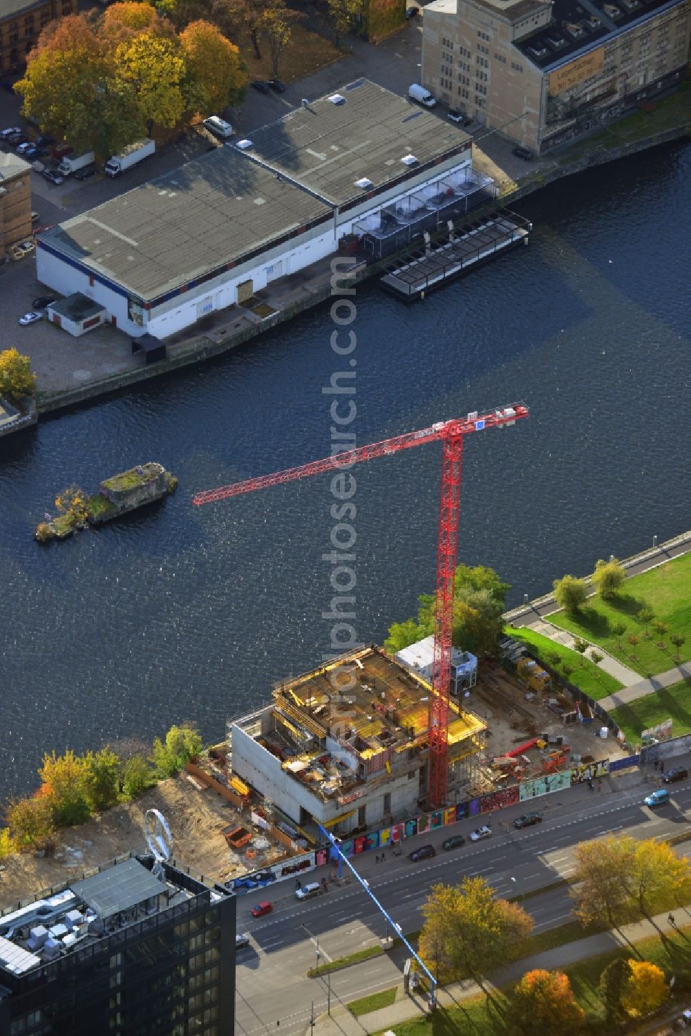 Aerial photograph Berlin - Construction site of Project Living Levels at Muhlenstrasse on the banks of the River Spree in Berlin - Friedrichshain. On the grounds of the Berlin Wall border strip at the EastSideGallery, the company Living Bauhaus is building a futuristic high-rise residential. The real estate service company City & Home GmbH manages the available apartments