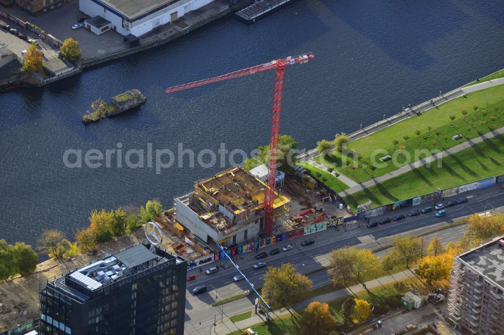 Berlin from above - Construction site of Project Living Levels at Muhlenstrasse on the banks of the River Spree in Berlin - Friedrichshain. On the grounds of the Berlin Wall border strip at the EastSideGallery, the company Living Bauhaus is building a futuristic high-rise residential. The real estate service company City & Home GmbH manages the available apartments