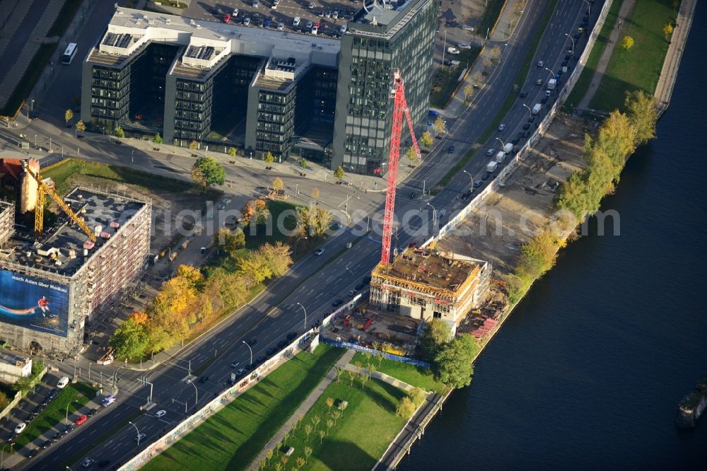 Aerial image Berlin - Construction site of Project Living Levels at Muhlenstrasse on the banks of the River Spree in Berlin - Friedrichshain. On the grounds of the Berlin Wall border strip at the EastSideGallery, the company Living Bauhaus is building a futuristic high-rise residential. The real estate service company City & Home GmbH manages the available apartments