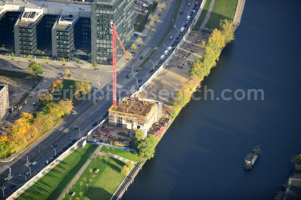 Aerial photograph Berlin - Construction site of Project Living Levels at Muhlenstrasse on the banks of the River Spree in Berlin - Friedrichshain. On the grounds of the Berlin Wall border strip at the EastSideGallery, the company Living Bauhaus is building a futuristic high-rise residential. The real estate service company City & Home GmbH manages the available apartments