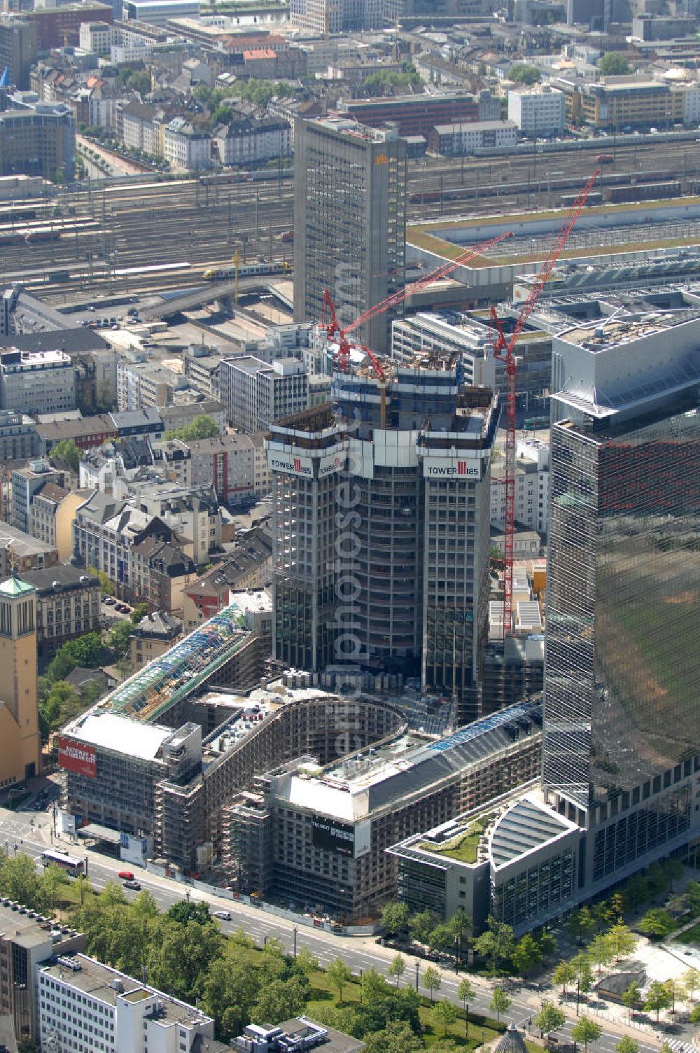 Aerial image Frankfurt am Main - Blick auf die Baustelle des Tower 185 , dem derzeit höchstem, in Deutschland im Bau befindlichen Wolkenkratzer. Bauherr ist die Vivico Real Estate. Die Wirtschaftsprüfungsgesellschaft PricewaterhouseCoopers (PwC) hat bereits vor Baubeginn 60.000 Quadratmeter von insgesamt rund 90.000 Quadratmeter Bürofläche langfristig angemietet und wird hier ihre neue Deutschland-Zentrale beziehen. Den Entwurf für den Tower 185 lieferte der Frankfurter Architekt Christoph Mäckler. Er sieht ein hufeisenförmig angelegtes Sockelgebäude vor, aus dem sich die beiden Hochhaushälften mit einer Aluminium-Glas-Fassade erheben. View of the construction site of Tower 185, currently the highest in Germany under construction skyscraper. Owner is the Vivico real estate.