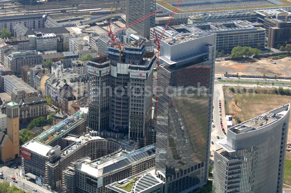 Frankfurt am Main from above - Blick auf die Baustelle des Tower 185 , dem derzeit höchstem, in Deutschland im Bau befindlichen Wolkenkratzer. Bauherr ist die Vivico Real Estate. Die Wirtschaftsprüfungsgesellschaft PricewaterhouseCoopers (PwC) hat bereits vor Baubeginn 60.000 Quadratmeter von insgesamt rund 90.000 Quadratmeter Bürofläche langfristig angemietet und wird hier ihre neue Deutschland-Zentrale beziehen. Den Entwurf für den Tower 185 lieferte der Frankfurter Architekt Christoph Mäckler. Er sieht ein hufeisenförmig angelegtes Sockelgebäude vor, aus dem sich die beiden Hochhaushälften mit einer Aluminium-Glas-Fassade erheben. View of the construction site of Tower 185, currently the highest in Germany under construction skyscraper. Owner is the Vivico real estate.