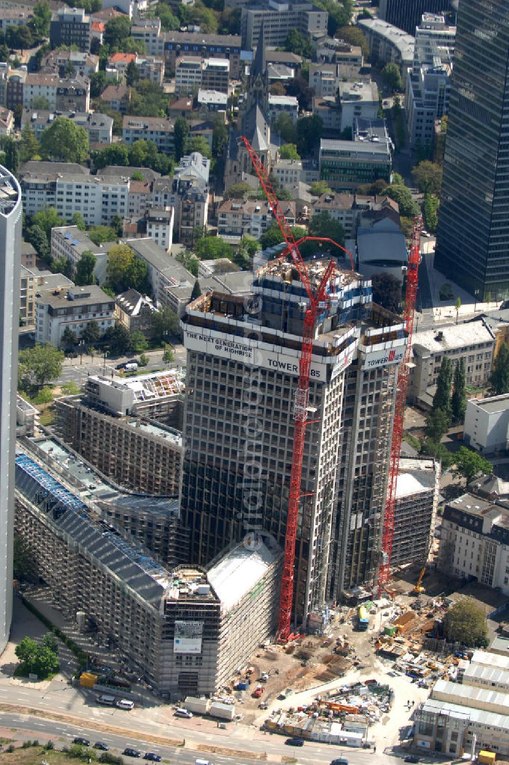 Aerial photograph Frankfurt am Main - Blick auf die Baustelle des Tower 185 , dem derzeit höchstem, in Deutschland im Bau befindlichen Wolkenkratzer. Bauherr ist die Vivico Real Estate. Die Wirtschaftsprüfungsgesellschaft PricewaterhouseCoopers (PwC) hat bereits vor Baubeginn 60.000 Quadratmeter von insgesamt rund 90.000 Quadratmeter Bürofläche langfristig angemietet und wird hier ihre neue Deutschland-Zentrale beziehen. Den Entwurf für den Tower 185 lieferte der Frankfurter Architekt Christoph Mäckler. Er sieht ein hufeisenförmig angelegtes Sockelgebäude vor, aus dem sich die beiden Hochhaushälften mit einer Aluminium-Glas-Fassade erheben. View of the construction site of Tower 185, currently the highest in Germany under construction skyscraper. Owner is the Vivico real estate.