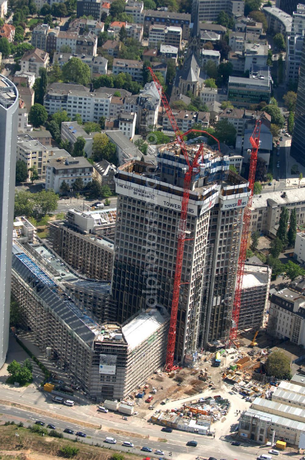 Frankfurt am Main from above - Blick auf die Baustelle des Tower 185 , dem derzeit höchstem, in Deutschland im Bau befindlichen Wolkenkratzer. Bauherr ist die Vivico Real Estate. Die Wirtschaftsprüfungsgesellschaft PricewaterhouseCoopers (PwC) hat bereits vor Baubeginn 60.000 Quadratmeter von insgesamt rund 90.000 Quadratmeter Bürofläche langfristig angemietet und wird hier ihre neue Deutschland-Zentrale beziehen. Den Entwurf für den Tower 185 lieferte der Frankfurter Architekt Christoph Mäckler. Er sieht ein hufeisenförmig angelegtes Sockelgebäude vor, aus dem sich die beiden Hochhaushälften mit einer Aluminium-Glas-Fassade erheben. View of the construction site of Tower 185, currently the highest in Germany under construction skyscraper. Owner is the Vivico real estate.