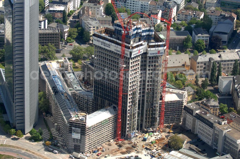 Frankfurt am Main from the bird's eye view: Blick auf die Baustelle des Tower 185 , dem derzeit höchstem, in Deutschland im Bau befindlichen Wolkenkratzer. Bauherr ist die Vivico Real Estate. Die Wirtschaftsprüfungsgesellschaft PricewaterhouseCoopers (PwC) hat bereits vor Baubeginn 60.000 Quadratmeter von insgesamt rund 90.000 Quadratmeter Bürofläche langfristig angemietet und wird hier ihre neue Deutschland-Zentrale beziehen. Den Entwurf für den Tower 185 lieferte der Frankfurter Architekt Christoph Mäckler. Er sieht ein hufeisenförmig angelegtes Sockelgebäude vor, aus dem sich die beiden Hochhaushälften mit einer Aluminium-Glas-Fassade erheben. View of the construction site of Tower 185, currently the highest in Germany under construction skyscraper. Owner is the Vivico real estate.