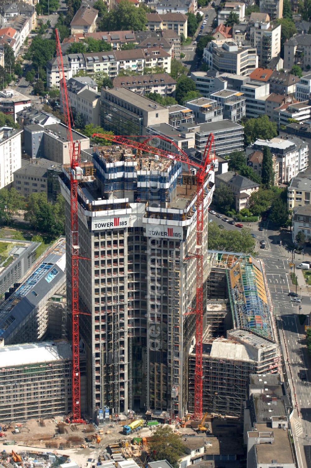 Aerial photograph Frankfurt am Main - Blick auf die Baustelle des Tower 185 , dem derzeit höchstem, in Deutschland im Bau befindlichen Wolkenkratzer. Bauherr ist die Vivico Real Estate. Die Wirtschaftsprüfungsgesellschaft PricewaterhouseCoopers (PwC) hat bereits vor Baubeginn 60.000 Quadratmeter von insgesamt rund 90.000 Quadratmeter Bürofläche langfristig angemietet und wird hier ihre neue Deutschland-Zentrale beziehen. Den Entwurf für den Tower 185 lieferte der Frankfurter Architekt Christoph Mäckler. Er sieht ein hufeisenförmig angelegtes Sockelgebäude vor, aus dem sich die beiden Hochhaushälften mit einer Aluminium-Glas-Fassade erheben. View of the construction site of Tower 185, currently the highest in Germany under construction skyscraper. Owner is the Vivico real estate.