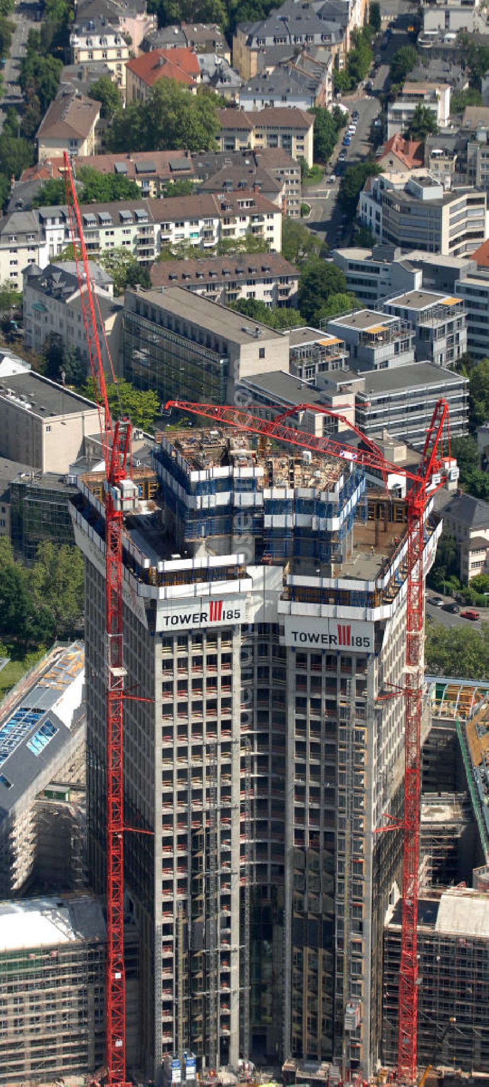 Frankfurt am Main from above - Blick auf die Baustelle des Tower 185 , dem derzeit höchstem, in Deutschland im Bau befindlichen Wolkenkratzer. Bauherr ist die Vivico Real Estate. Die Wirtschaftsprüfungsgesellschaft PricewaterhouseCoopers (PwC) hat bereits vor Baubeginn 60.000 Quadratmeter von insgesamt rund 90.000 Quadratmeter Bürofläche langfristig angemietet und wird hier ihre neue Deutschland-Zentrale beziehen. Den Entwurf für den Tower 185 lieferte der Frankfurter Architekt Christoph Mäckler. Er sieht ein hufeisenförmig angelegtes Sockelgebäude vor, aus dem sich die beiden Hochhaushälften mit einer Aluminium-Glas-Fassade erheben. View of the construction site of Tower 185, currently the highest in Germany under construction skyscraper. Owner is the Vivico real estate.