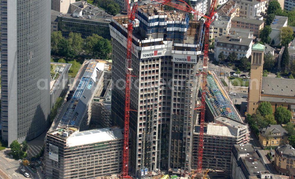 Frankfurt am Main from the bird's eye view: Blick auf die Baustelle des Tower 185 , dem derzeit höchstem, in Deutschland im Bau befindlichen Wolkenkratzer. Bauherr ist die Vivico Real Estate. Die Wirtschaftsprüfungsgesellschaft PricewaterhouseCoopers (PwC) hat bereits vor Baubeginn 60.000 Quadratmeter von insgesamt rund 90.000 Quadratmeter Bürofläche langfristig angemietet und wird hier ihre neue Deutschland-Zentrale beziehen. Den Entwurf für den Tower 185 lieferte der Frankfurter Architekt Christoph Mäckler. Er sieht ein hufeisenförmig angelegtes Sockelgebäude vor, aus dem sich die beiden Hochhaushälften mit einer Aluminium-Glas-Fassade erheben. View of the construction site of Tower 185, currently the highest in Germany under construction skyscraper. Owner is the Vivico real estate.