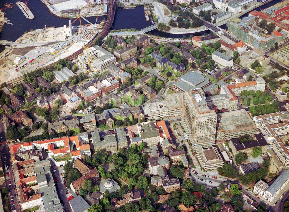 Aerial photograph Berlin - High house of the bed tower at the University Hospital Charité Campus Mitte (CCM) in the district of Mitte in Berlin