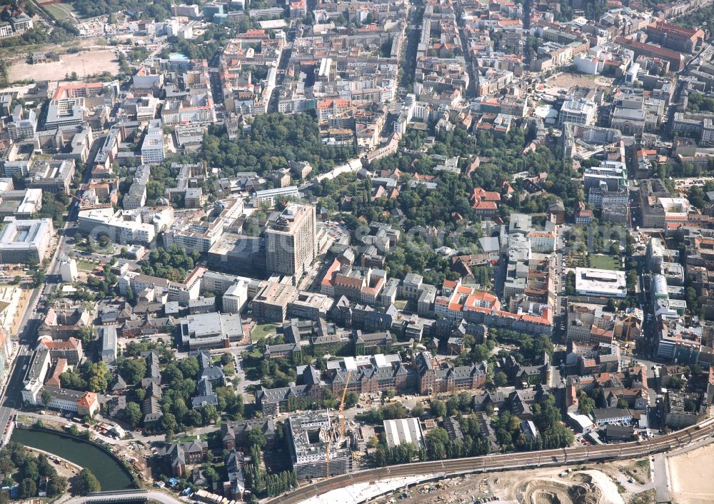 Aerial image Berlin - High house of the bed tower at the University Hospital Charité Campus Mitte (CCM) in the district of Mitte in Berlin