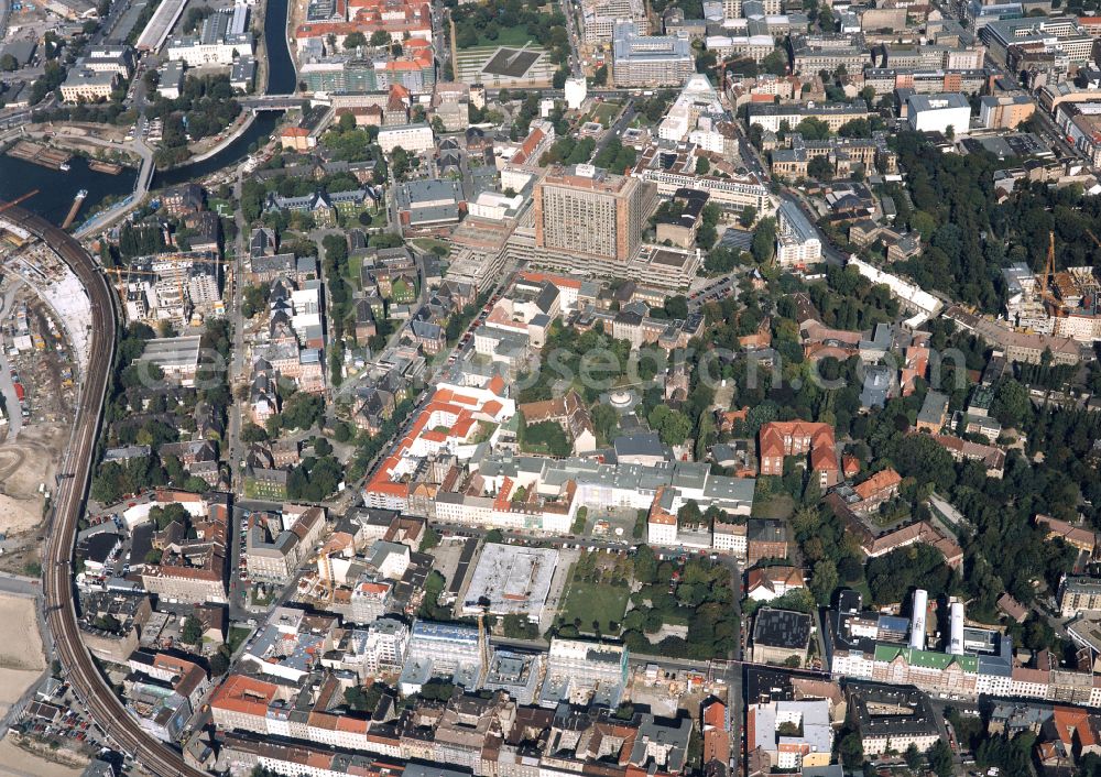 Aerial photograph Berlin - High house of the bed tower at the University Hospital Charité Campus Mitte (CCM) in the district of Mitte in Berlin