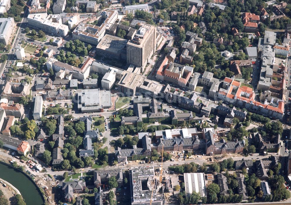 Aerial image Berlin - High house of the bed tower at the University Hospital Charité Campus Mitte (CCM) in the district of Mitte in Berlin