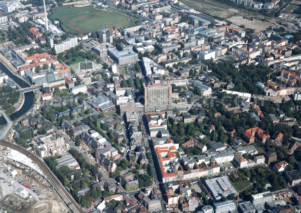 Aerial photograph Berlin - High house of the bed tower at the University Hospital Charité Campus Mitte (CCM) in the district of Mitte in Berlin