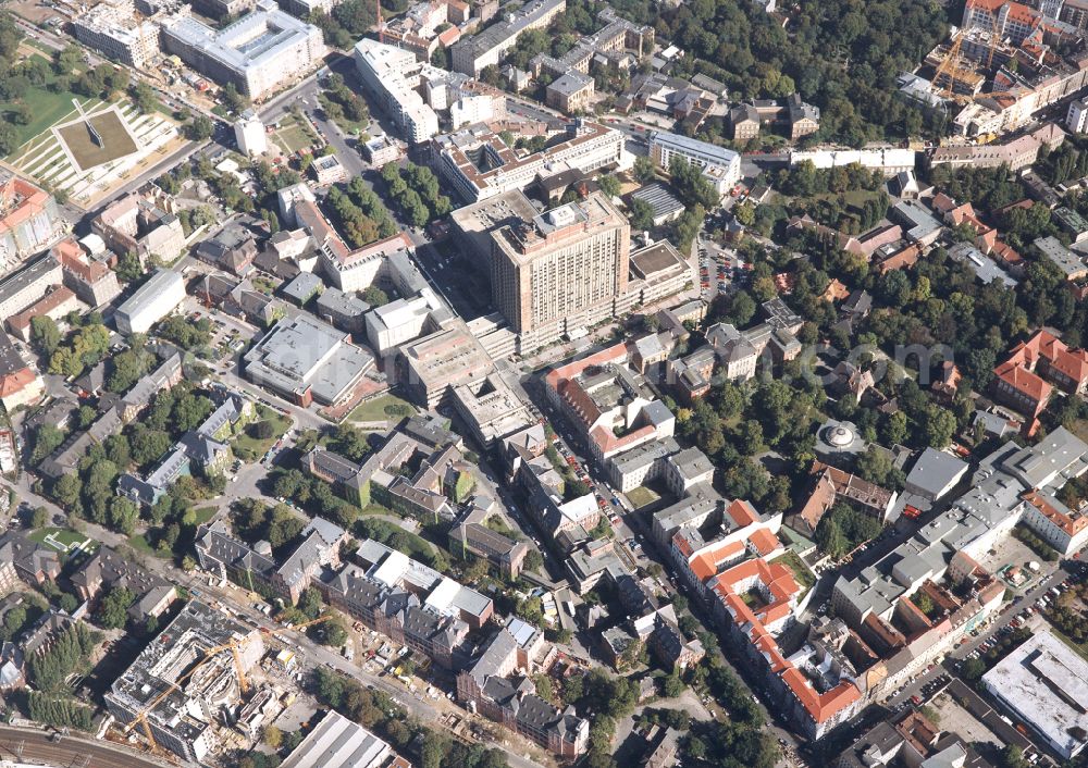 Berlin from the bird's eye view: High house of the bed tower at the University Hospital Charité Campus Mitte (CCM) in the district of Mitte in Berlin