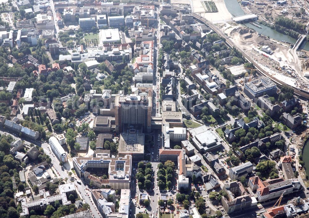 Aerial image Berlin - High house of the bed tower at the University Hospital Charité Campus Mitte (CCM) in the district of Mitte in Berlin